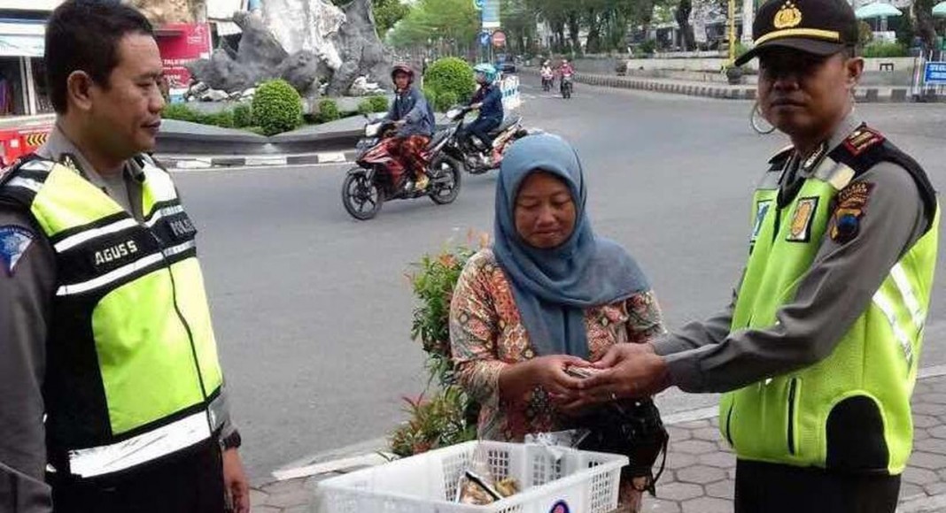 Kisah Kejujuran Ibu Penjual Sayur di Kebumen - Cahaya Islam