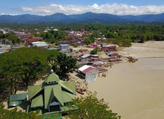 Korban Banjir Luwu Utara Belajar di Pengungsian