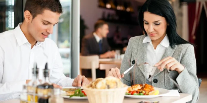 Makan Bareng Lawan Jenis di Kantor
