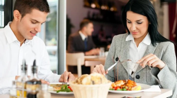 Makan Bareng Lawan Jenis Rekan Kerja, Bolehkah? Makan Bareng Lawan Jenis di Kantor