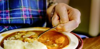 Makan dengan Tangan Kiri