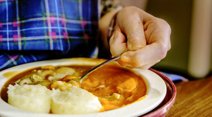 Makan dengan Tangan Kiri