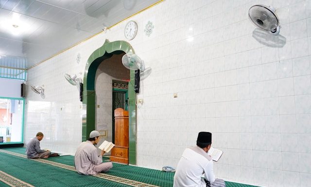Memaksa non muslim masuk Islam