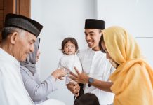 Membahagiakan Orang Tua Nggak Harus Nunggu Kaya