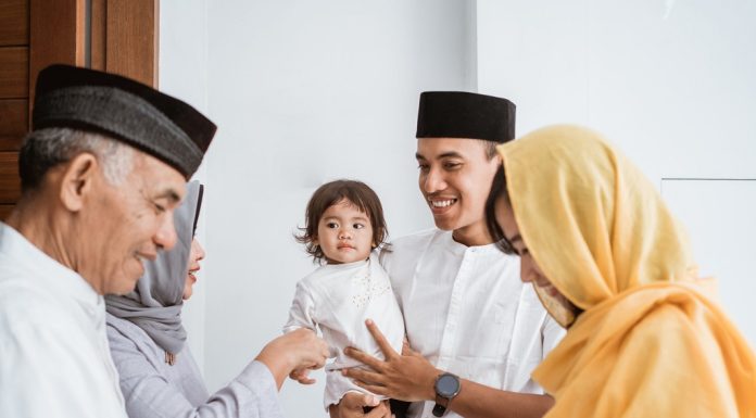 Membahagiakan Orang Tua Nggak Harus Nunggu Kaya