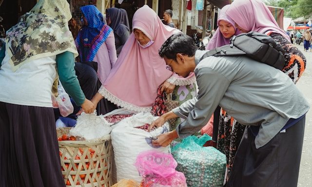 Mencari Nafkah Halal Susah, Benarkah? Mencari nafkah halal susah