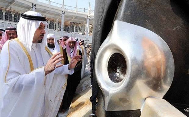 mencium hajar aswad