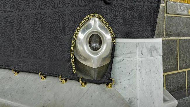 mencium hajar aswad