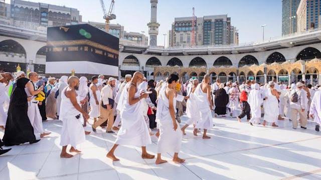 mencium hajar aswad