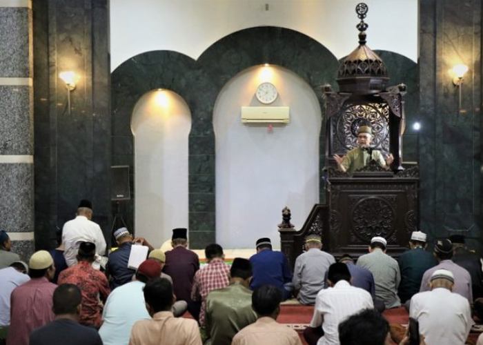Mengajarkan nilai-nilai Islam
