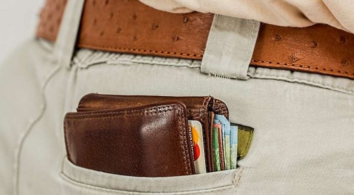 Mengambil-Uang-di-Dompet-Suami-Tanpa-Izin