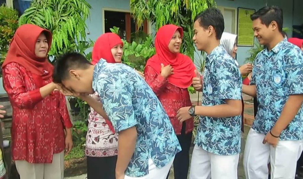 mengapa kita harus hormat dan patuh kepada guru
