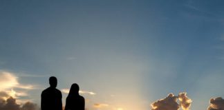 mengeluhkan beban rumah tangga