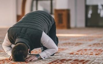 Menggunakan Kaos Tangan ketika Sujud Hukumnya