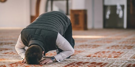 Menggunakan Kaos Tangan ketika Sujud Hukumnya
