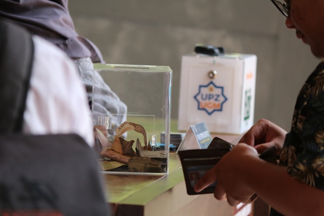 Menghindari riya saat menolong orang