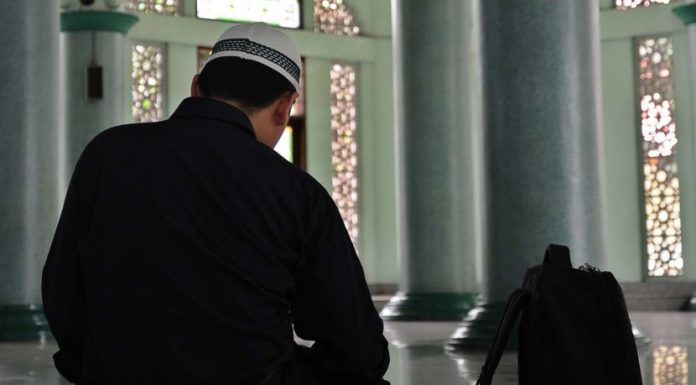 Menunda-Shalat-Karena-Pekerjaan-Gak-Bahaya-Tah