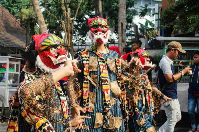 Menyikapi budaya lokal