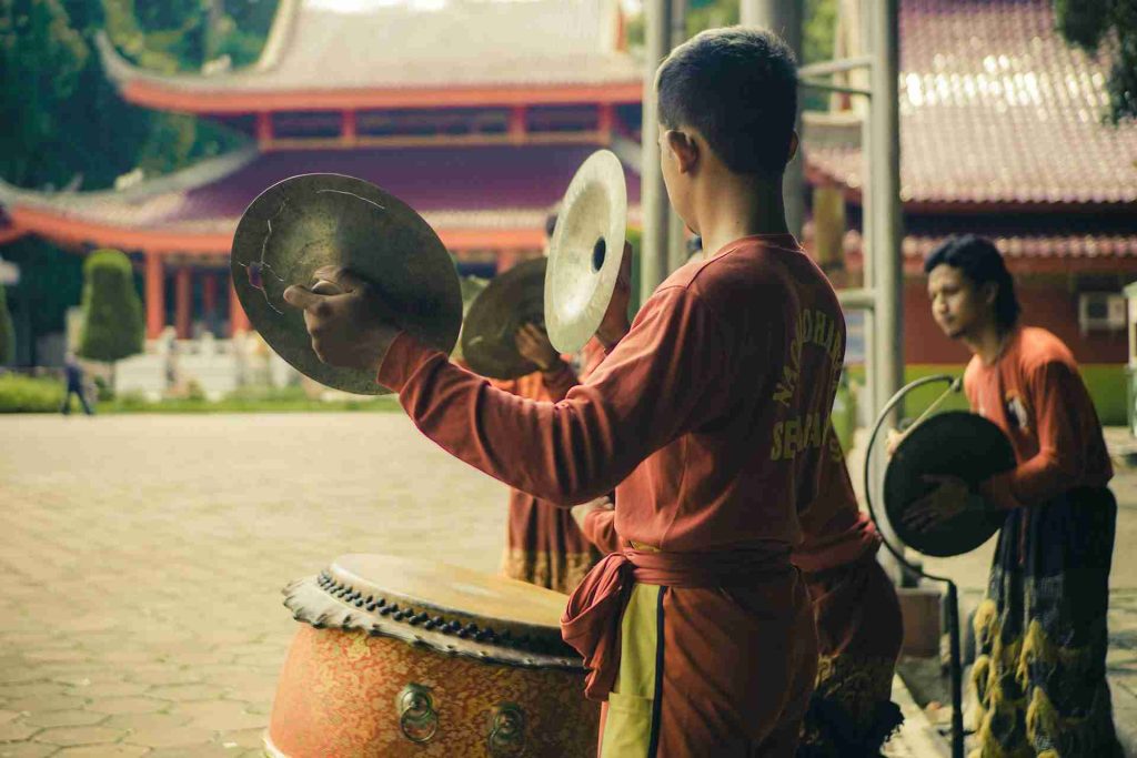 Menyikapi budaya lokal