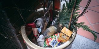 Menyimpan sampah di dalam rumah