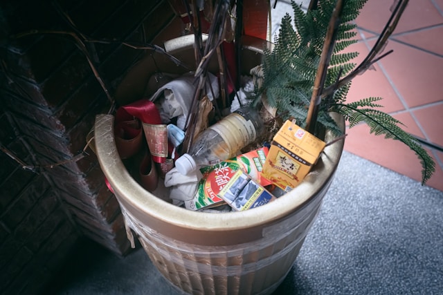 Menyimpan sampah di dalam rumah 1 Menyimpan sampah di dalam rumah