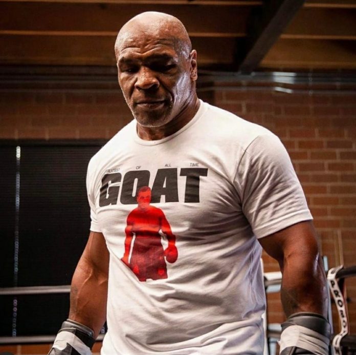 Mike Tyson sang legenda tinju Mike Tyson sang legenda tinju 2