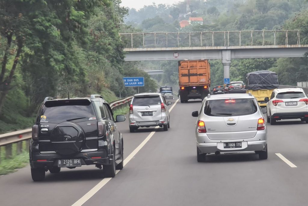 Mobil Pribadi Ditilang Karna Lewat Bahu Jalan 1