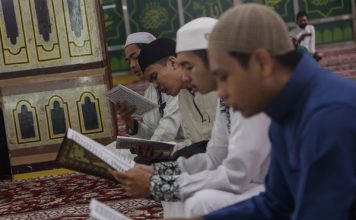 Pahala Mendengarkan Bacaan Al-Quran, Sama Seperti Membaca Al-Quran Pahala Mendengarkan Bacaan Al-Quran Sama Seperti Membaca Al-Quran