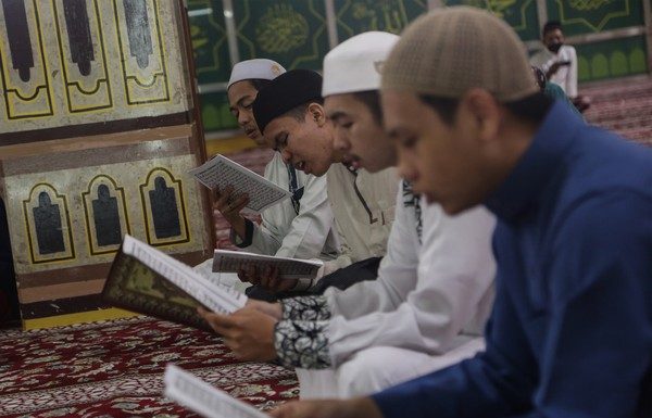 Pahala Mendengarkan Bacaan Al-Quran Sama Seperti Membaca Al-Quran