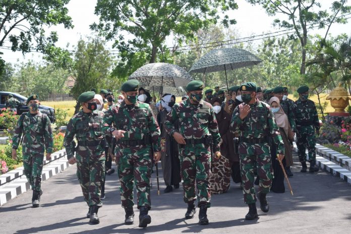 Pasukan Marinir Tertibkan Demonstran