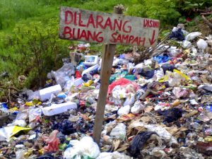 Pemobil Buang Sampah Sembarangan dan Ini Dilarang Dalam Islam