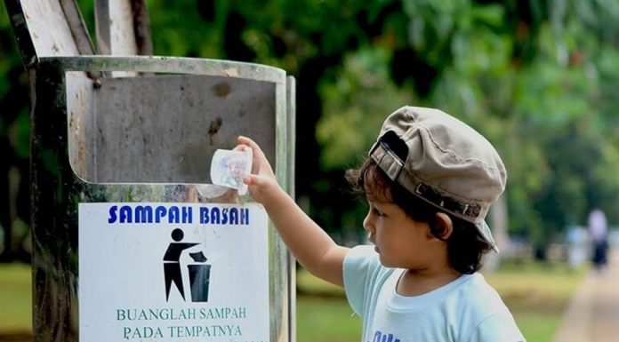 Pemobil Buang Sampah Sembarangan dan Ini Larangannya Dalam Islam