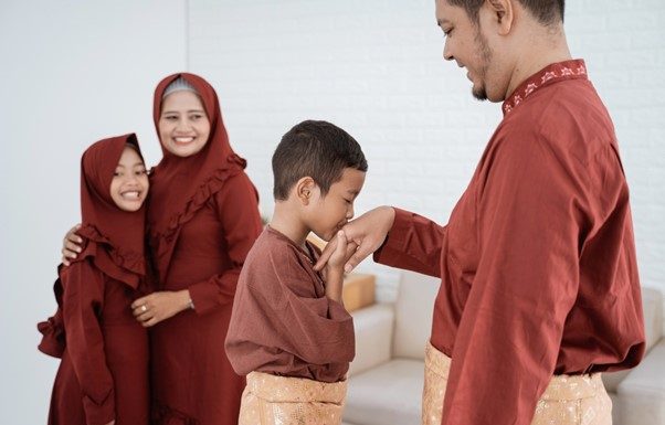 peran orang tua dalam mengajarkan hormat