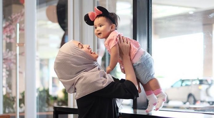 Parenting Islami Memperlihatkan Cinta Kepada Buah Hati