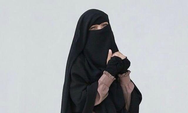 Perintah menggunakan hijab