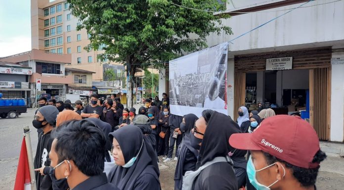 Relawan Sembari Gelar Aksi Simpatik Unjuk Rasa Secara Damai, Ini Bentuk Perdamaian Dalam Agama Islam! Relawan Sembari Gelar Aksi Unjuk Rasa Damai