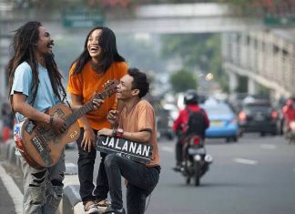 Revi Mariska Sekarang Jadi Pengamen, Apa Kata Islam? Revi Mariska