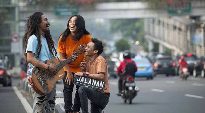 Revi Mariska Sekarang Jadi Pengamen, Apa Kata Islam? Revi Mariska