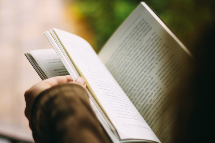 Review Novel Gugurnya Bunga-Bunga Pertama