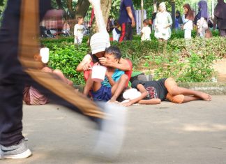 Risma Janjikan Pekerjaan Bagi Keluarga Gelandangan, Ini Balasan Allah Bagi Kaum Muslimin Yang Mengangkat Derajat Orang Lain! Risma Janjikan 2