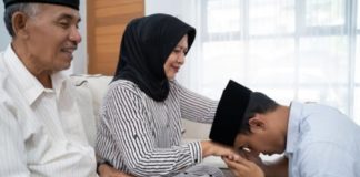 Salaman-dengan-Ibu-Mertua-Apa-Hukumnya