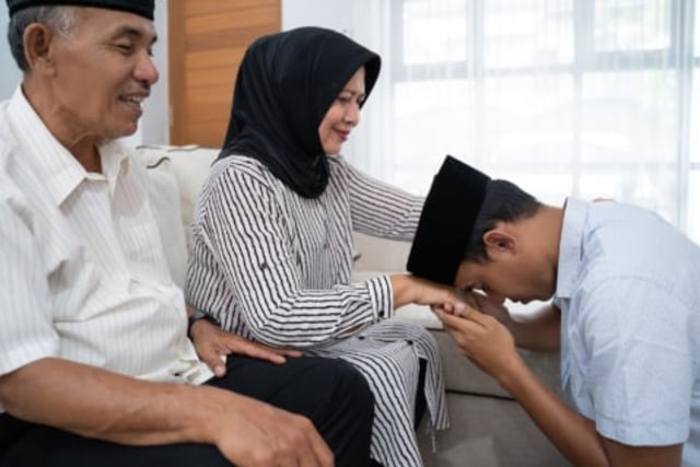 Salaman-dengan-Ibu-Mertua-Apa-Hukumnya Salaman-dengan-Ibu-Mertua-Apa-Hukumnya