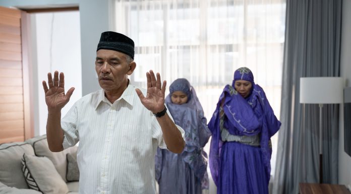 Shalat berjamaah bersama keluarga