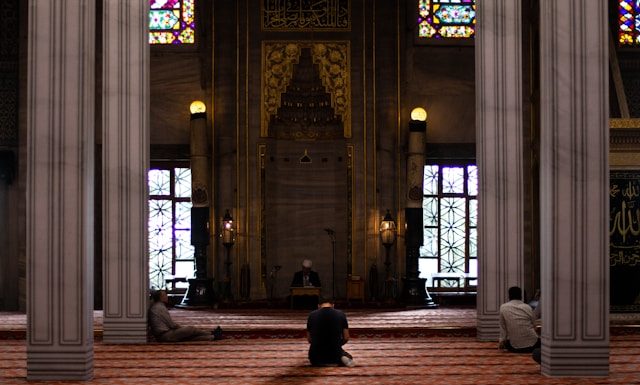 Tanda Islam Menjadi Asing Lagi