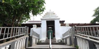 Ziarah ke Makam Wali Bagaimana yang Boleh dan Apa yang Berlebihan