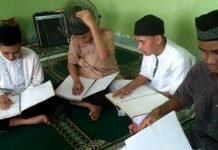 adab mendengarkan Al Qur’an