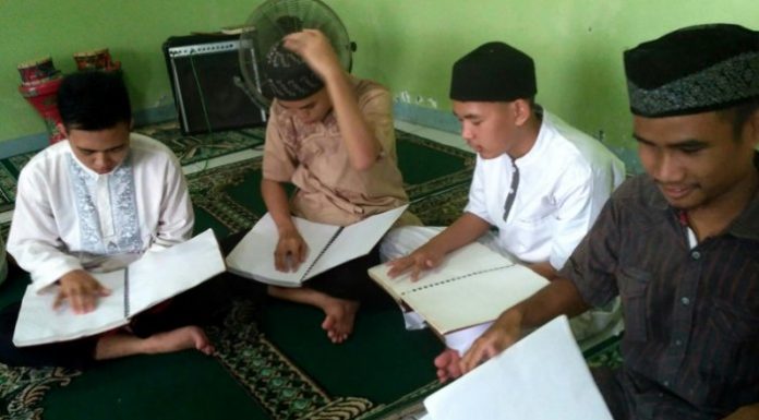 adab mendengarkan Al Qur’an