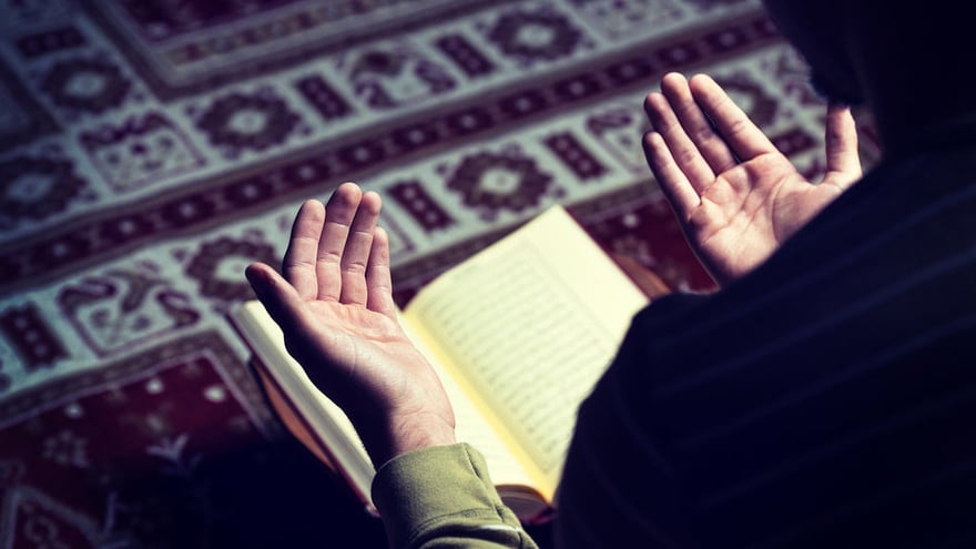 bolehkah membaca Al Qur’an sambil tiduran