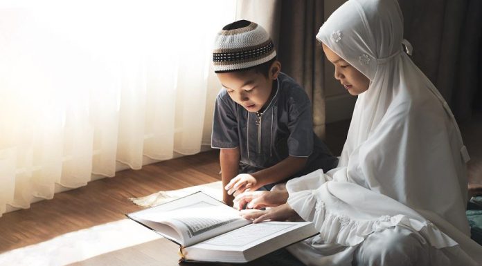 bolehkah membaca Al Qur’an sambil tiduran