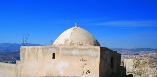 baca lengkap kisah nabi Hud dan kaum Aad dalam seri cerita nabi dan cerita islami untuk menambah keimanan dan ketaqwaan kita kepada Allah